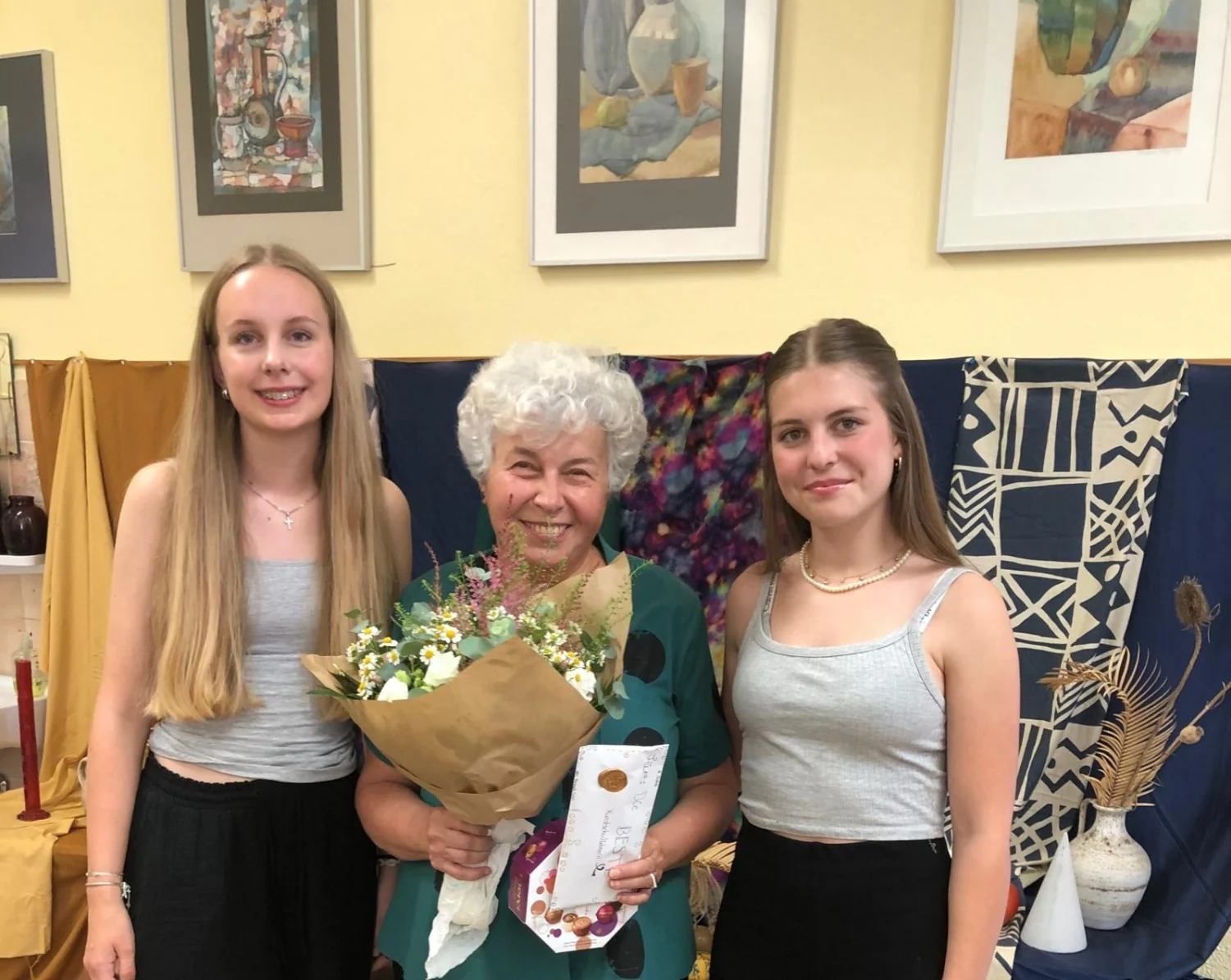 Lyan Hemker und Hannah Ziesmer mit Lilia Gavrilenko beim Abschied