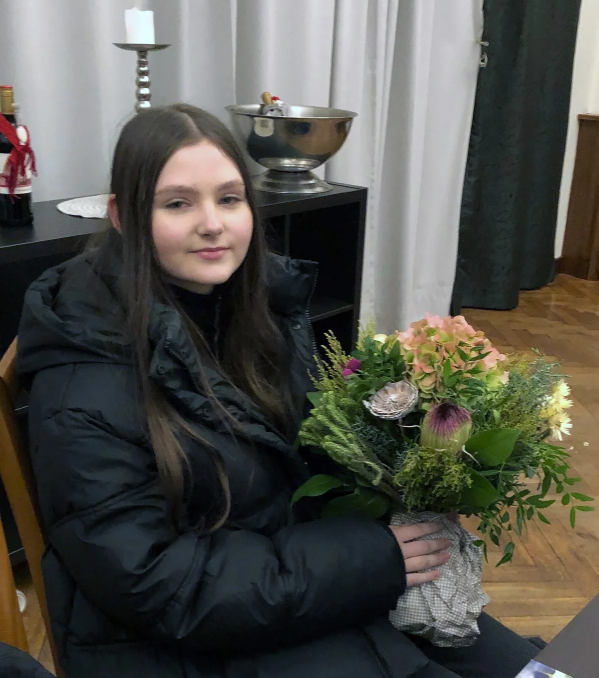 Josephine-Medea Wegel mit Blumen bei der Lions-Preisverleihung