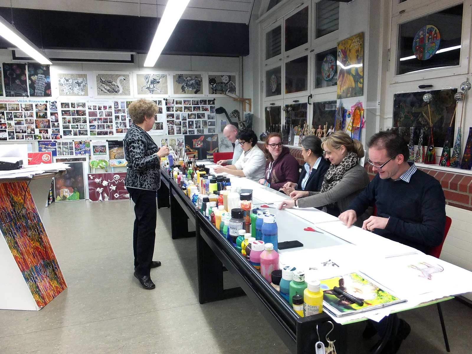 Erwachsene Teilnehmende beim gemeinsamen Arbeiten im Atelier