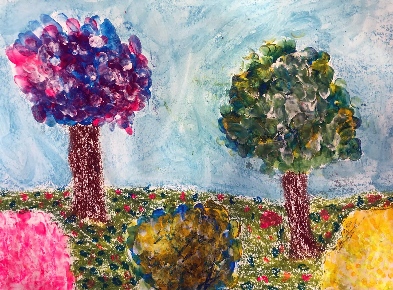 Farbenreiche blühende Bäume und Blumen auf einer Wiese