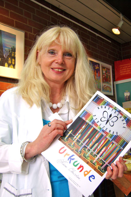 Helga Knoche-Harries mit Urkunde