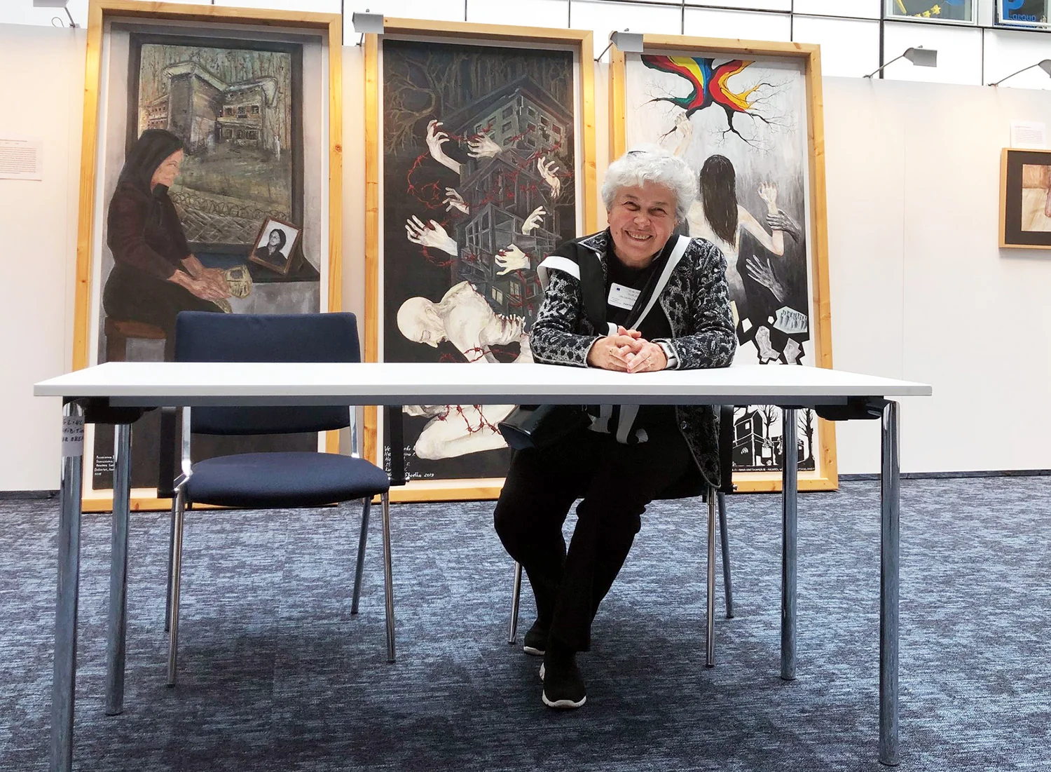 Lilia Gavrilenko vor ausgestellten Kunstwerken