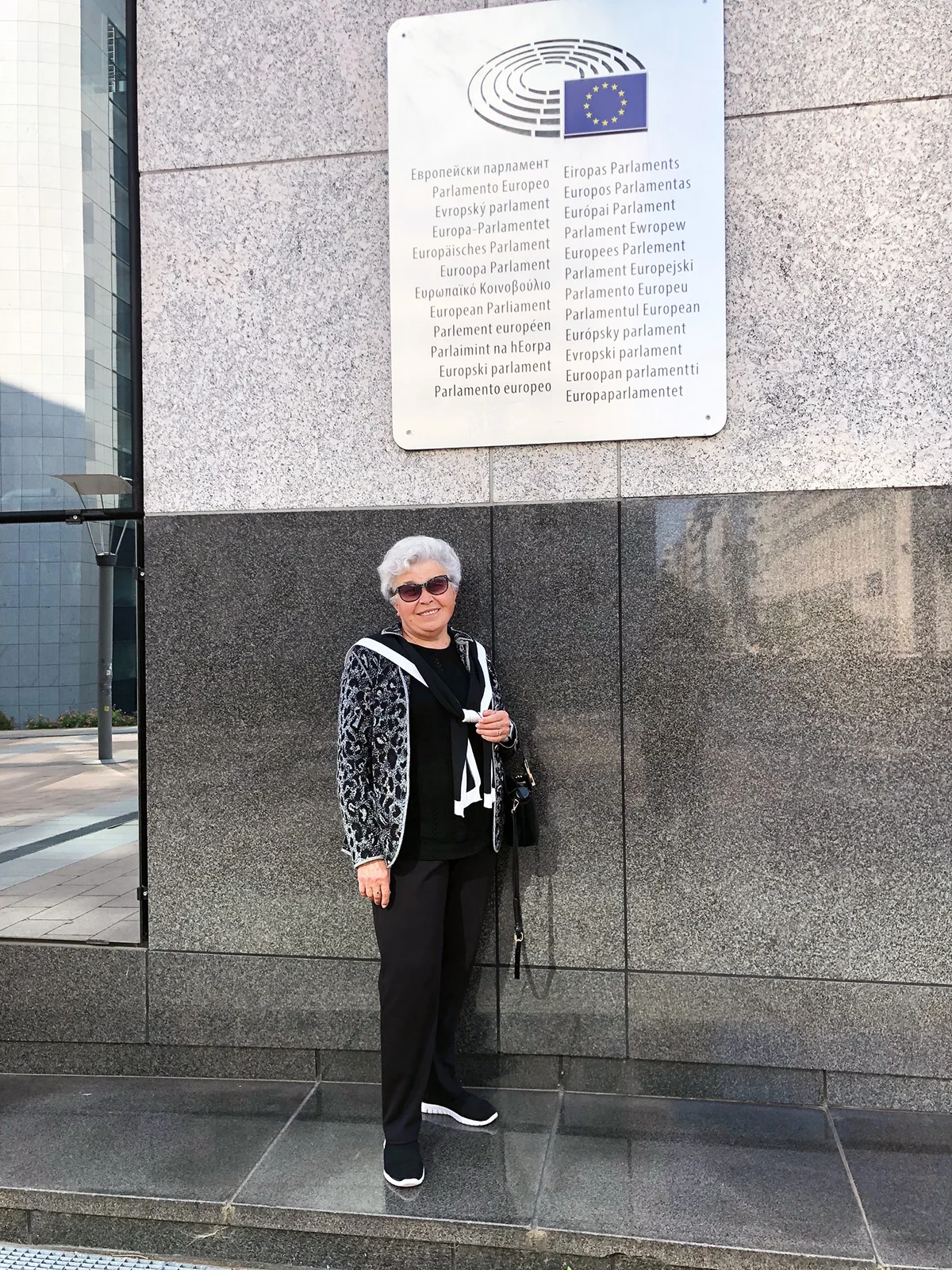 Lilia Gavrilenko am Schild des Europäischen Parlaments