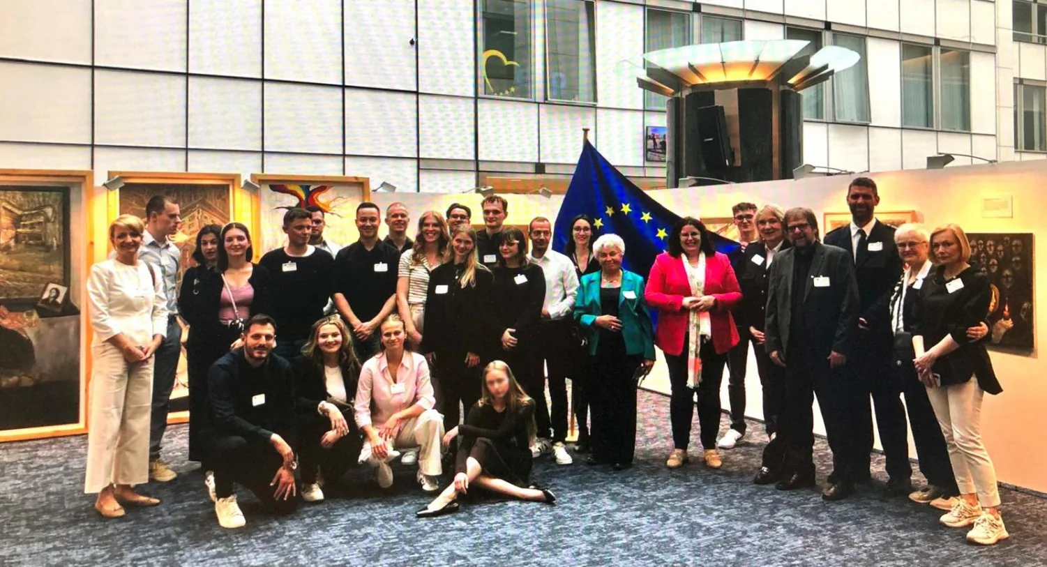 Gruppenbild bei der Ausstellungseröffnung mit europäischen Flaggen