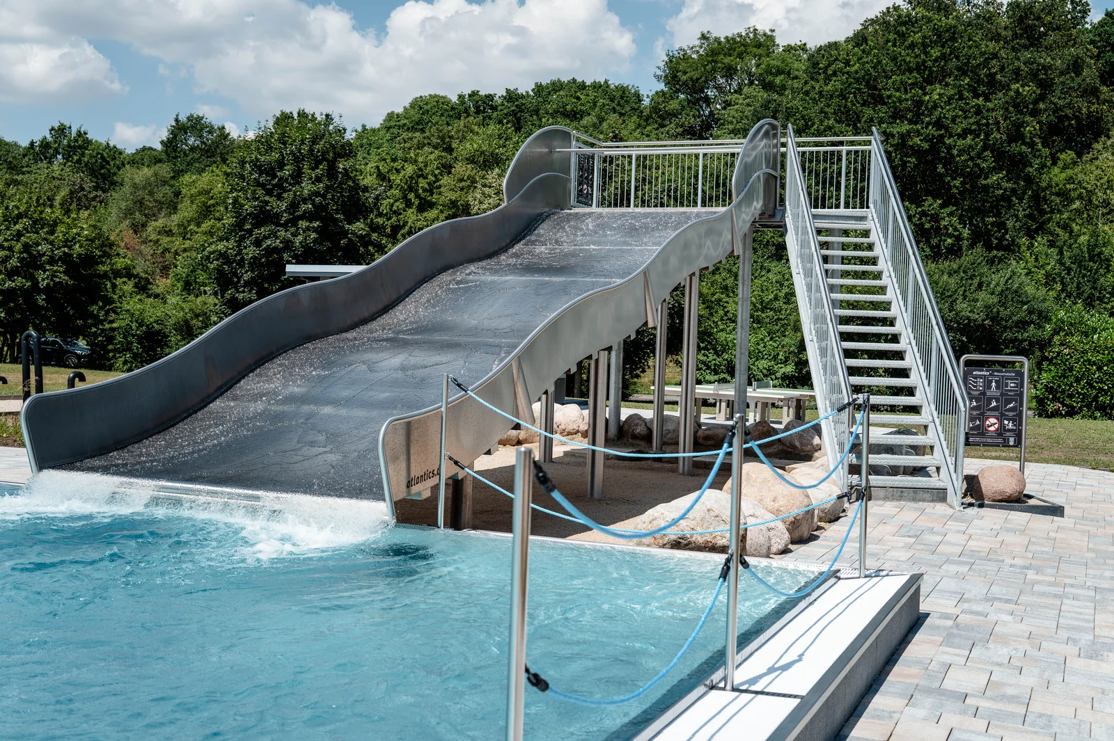 Rutsche und Schwimmbecken des Freibads Stolzenau