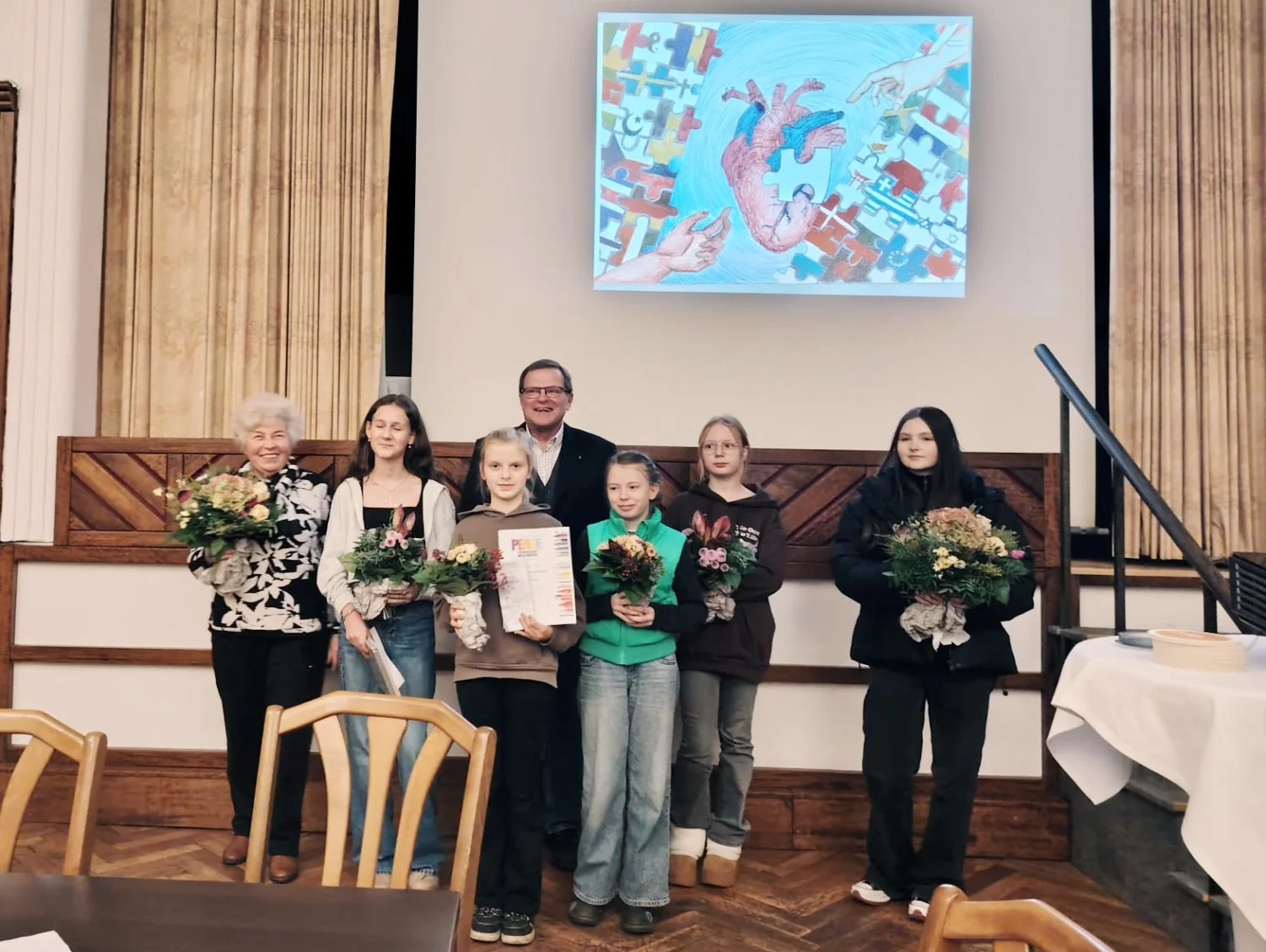 Gruppenbild der jungen Künstlerinnen mit Urkunden und Blumen
